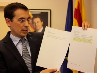 Amadeu Altafaj, representant permanent de la Generalitat davant de la UE, mostra les dues versions del comunicat de la Comissió acn