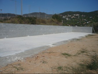 El nou refugi d'animals de Vilassar de Dalt s'està construint al costat del camp de futbol, a la zona de Vallmorena, i està previst acabar-lo aquest proper mes de novembre. LLUÍS ARCAL