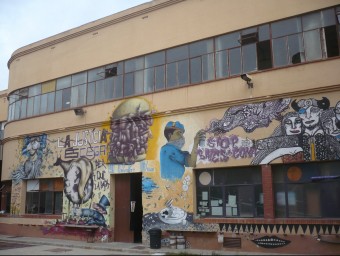 L'antiga fàbrica de Can Sanpere, actualment ocupada, està ubicada en ple centre de Premià de Mar. LLUÍS ARCAL