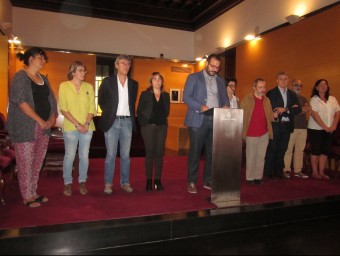 L'alcalde de Mataró, David Bote, acompanyat per tots els portaveus dels grups municipals que hi donen suport a la proposta ahir a la Sala de Sessions LL.M