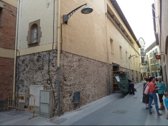 L'edifici de l'antic hospital Sant Jaume d'Olot, on ara s'hi habiliten dos comerços. J.C