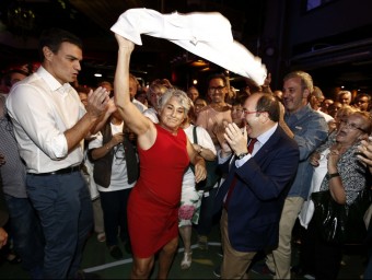Pedro Sánchez, Miquel Iceta i Jaume Colloboni aplaudint i ballant ahir amb una simpatitzant del PSC JESÚS DIGES / EFE