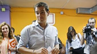 Rivera, emetent el vot en un col·legi de l'Hospitalet REUTERS
