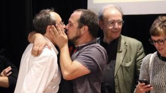 David Fernández felicita el cap de llista Antonio Baños amb un petó en la celebració dels resultats del 27-S QUIM PUIG