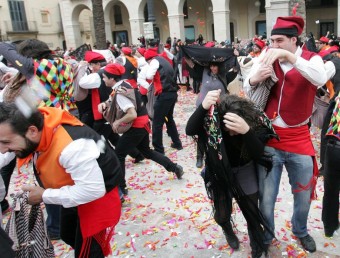 La ‘guerra' de les Comparses, un dels actes tradicionals del Carnaval de Vilanova J.R