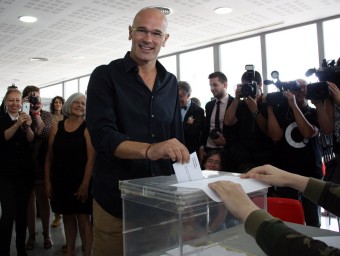 El candidat de Junts pel Sí, Raül Romeva, en el moment de votar al Casal Mirasol de Sant Cugat del Vallès ACN