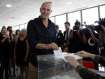 El candidat de Junts pel Sí, Raül Romeva, en el moment de votar al Casal Mirasol de Sant Cugat del Vallès ACN