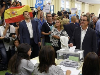 Mas, emtent el vot entre banderes espanyoles i crits d'“independència” REUTERS