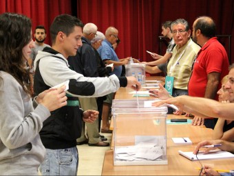 Persones votant ahir al matí al col·legi electoral instal·lat a la seu de l''Escola de Música del Vendrell. J.M.F. / TAEMPUS
