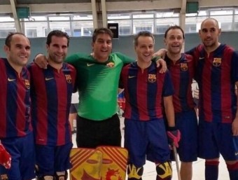 Els veterans del Barça amb el trofeu de campions de la copa Llatina disputada a Palafrugell .