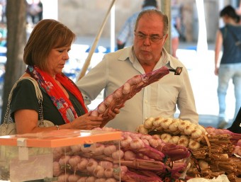 Visitants de la fira de Cornellà del Terri examinant un forc d'alls, en una imatge d'arxiu. MANEL LLADÓ