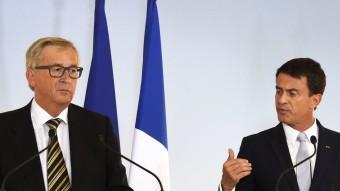 Jean-Claude Juncker i Manuel Valls ahir en una roda de premsa a Paris AFP