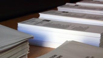 Paperetes i sobres en un col·legi electoral, durant els comicis de diumenge passat ACN