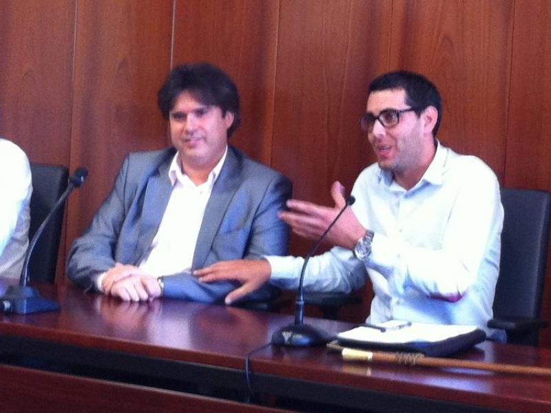 Pere Vila , avui a l'oposició, i Guillem Cusí, l'actual alcalde, en una imatge d'arxiu del dia en que es van traspassar les funcions a l'alcaldia de Llançà G. PLADEVEYA