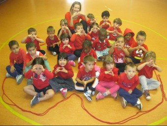 Uns infants participen en els actes de celebració de la jornada de donació de sang a Pineda AJUNTAMENT PINEDA