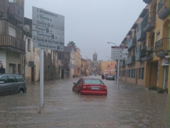 L'aigua s'ha acumulat en alguns carrers de Sant Pere Pescador ACN