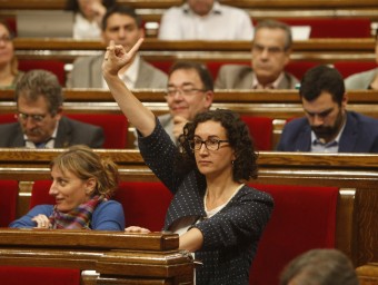 Marta Rovira, al costat de la diputada Alba Vergés, en un ple de la passada legislatura en què exercia de portaveu d'ERC ORIOL DURAN