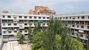 Imatge d'arxiu de La Casa Bloc del barri de Sant Andreu, que ara està buida, i havia estat una residència per a vídues i orfes de l'exèrcit EL PUNT AVUI