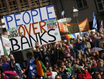 Una manifestació a Frankfurt, davant la seu del Banc Central Europeu, contra “l'Europa dels mercats”.  REUTERS/KAI PFAFFENBACH