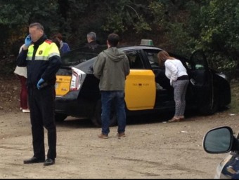 Agents dels Mossos d'Esquadra inspeccionen el vehicle al costat del qual s'ha trobat el cadàver, aquest dijous a Cerdanyola ANNA PUNSÍ