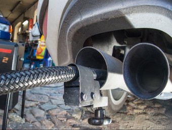 Control d'emissions de gasos  d'un vehicle Volkswagen a Alemanya  PATRICK PLEUL / AFP