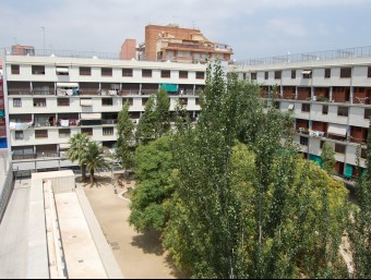 Imatge d'arxiu de La Casa Bloc del barri de Sant Andreu, que ara està buida, i havia estat una residència per a vídues i orfes de l'exèrcit EL PUNT AVUI