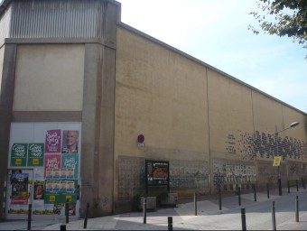 Exteriors de l'antiga fàbrica de Transmesa, ubicada en ple centre de Premià de Mar i que anirà a terra. LLUÍS ARCAL