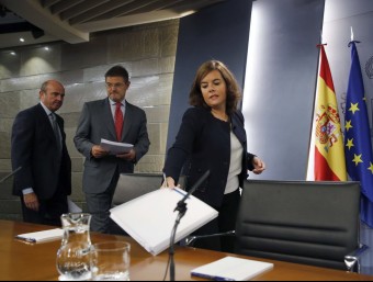 Santamaría, amb els ministres Rafael Catalá i Luis De Guindos, aquest divendres a la roda de premsa posterior al consell de ministres EFE