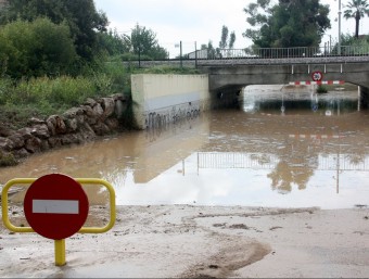 Pas sota la via al Carrer Arles de Tech de Cubelles, completament inundat ACN