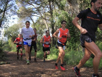 Corredors de l'Oncotrail, ahir, en un dia que va tenir de tot, pluja intensa, clarianes i una gran participació, amb 605 corredors repartits en 79 equips JORDI ISASA