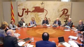 Neus Munté i Artur Mas, al fons, durant la reunió del consell executiu d'aquest dimarts ACN