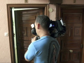 La porta del pis on viu el detingut a Badalona, que té 20 anys i és el petit de quatre germans EFE