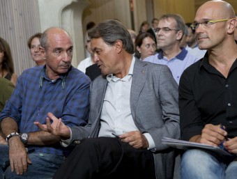 Lluís Llach, Artur Mas i Raül Romeva durant la campanya electoral ALBERT SALAMÉ