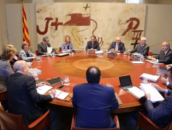 Neus Munté i Artur Mas, al fons, durant la reunió del consell executiu d'aquest dimarts ACN