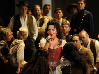 La mezzosoprano Nancy Fabiola, interpretant el paper principal de 'Carmen' a l'Òpera de Sydney BRANCO GAICA