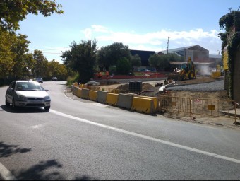 Imatge de les obres de construcció de la rotonda al barri de Sant Lluís de Palafolls, que permetrà accedir directament al parc aquàtic Marineland T.M