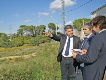 L'alcalde de Valls, amb el delegat del Govern i el secretari d'Infraestructures, ahir J.L.E