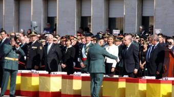 Fernández Díaz saluda un dels guàrdies civils condecorats ACN