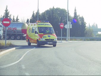 Imatge d'una ambulància circulant per un tram de les carreteres ebrenques L'EBRE