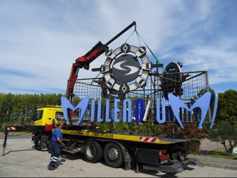 Una imatge de l'enretirada del rètol de la discoteca Millennium de Sils. A partir d'avui, el local es diu 'Ultraclub'. J.F