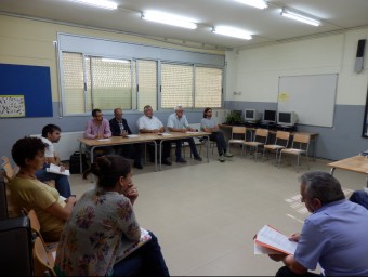 Una imatge de la reunió de dilluns a Sils, amb Albert Gómez a la taula del fons (el segon per l'esquerre) EL PUNT AVUI