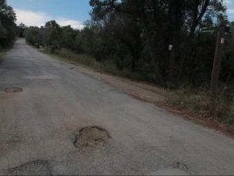 El ferm malmès de la pista entre Romanyà i el Mas Nou E.A