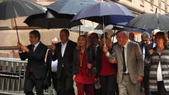 Joana Ortega, envoltada pels consellers del Govern, arribant al TSJC ACN