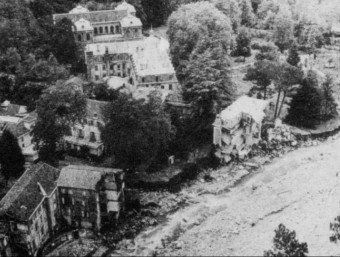 Dues imatges del poble dels Banys de Vernet al Conflent, abans i després de l'aiguat del 40; han desaparegut edificis sencers enduts per la riuada.. GÉNOVÈSE, 1940, ARXIU TERRA NOSTRA