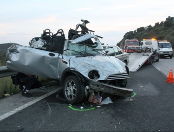 L'estat en que van quedar els dos cotxes que es van veure involucrats en l'accident d'ahir a l'N-260 a Vilajuïga ACN