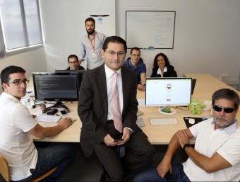 Faustino Cuadrado, al centre, i Jordi Roig, a la dreta, amb la resta de l'equip de Mass Factory.  QUIM PUIG