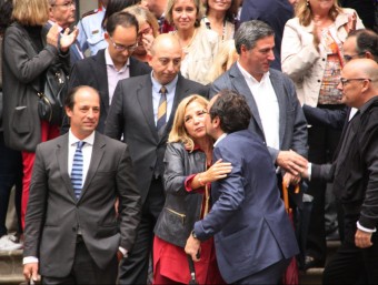 L'exvicepresidenta del Govern Joana Ortega fa un petó a Josep Rul, de CDC, en sortir del TSJC ACN