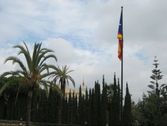 L'estelada, en primer terme, i al fons la bandera espanyola instal·lada a la teulada de la residència d'estiu del capita general a Llavaneres LL.M