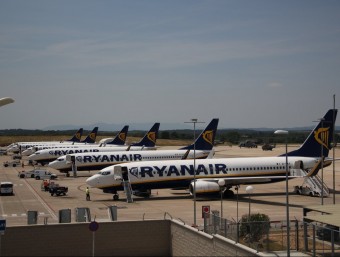 Avions de Ryanair, alineats a la pista de l'aeroport de Girona, en una foto de la bona època de la companyia irlandesa a Vilobí JORDI NADAL