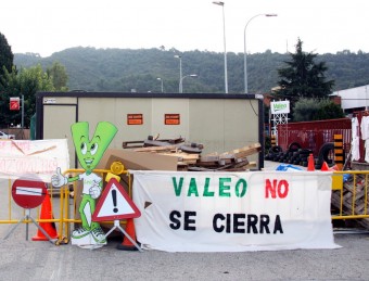 Pancartes a les portes del campament dels treballadors de Valeo, a Martorelles ACN